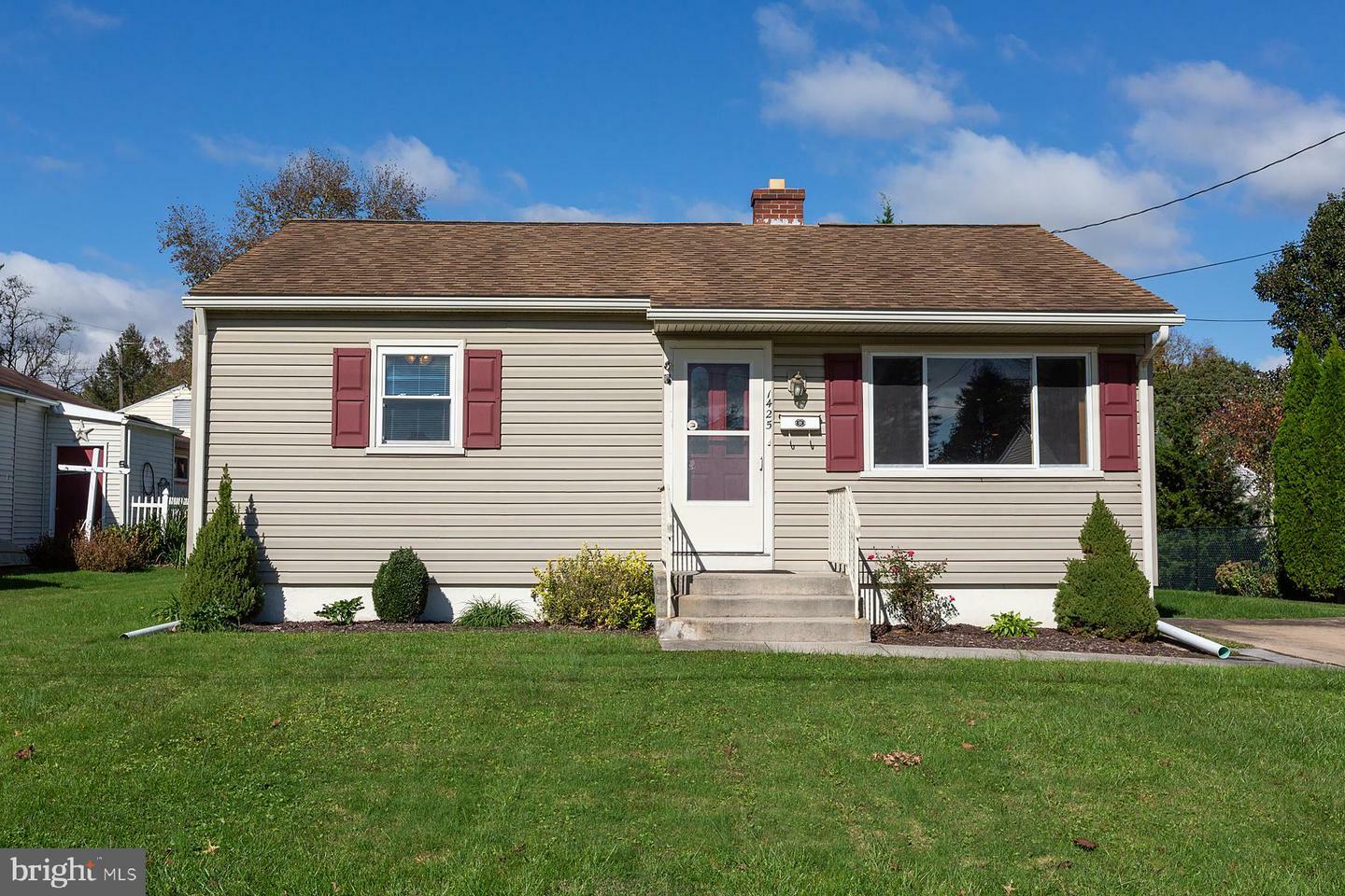 Property Photo: 1425 Poplar Street PA 17042