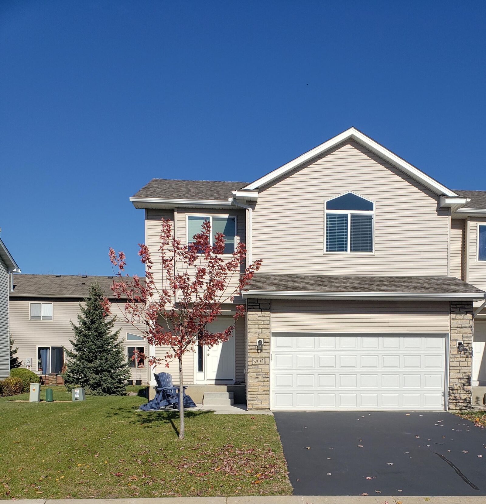 Property Photo:  901 Bradbury Circle  MN 55352 