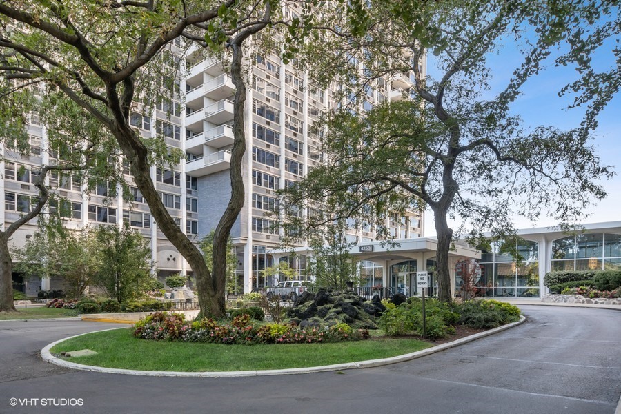 Property Photo:  4250 N Marine Drive 2504  IL 60613 