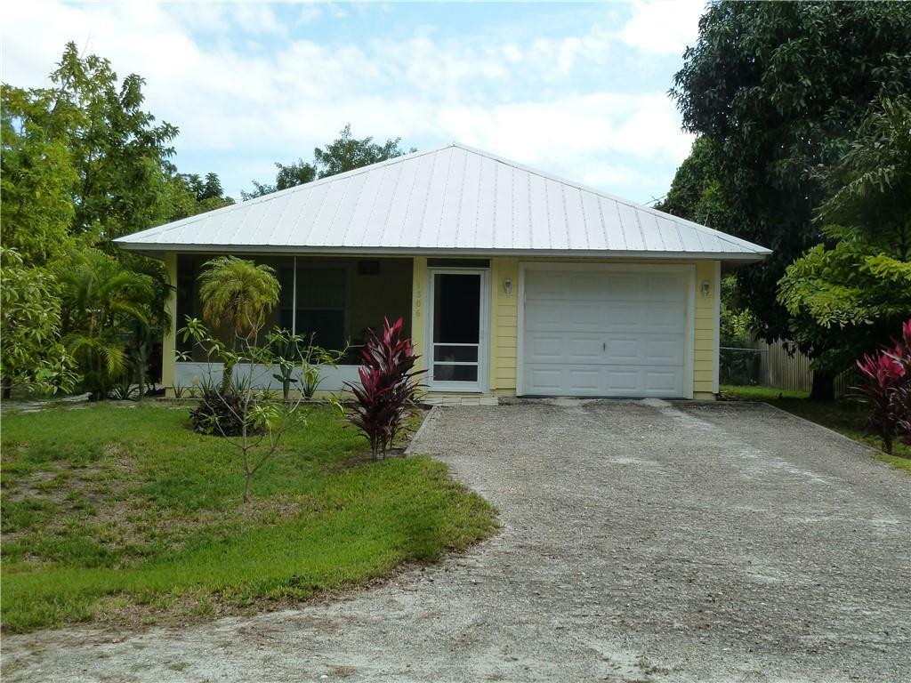 Property Photo:  1306 25th Court SW  FL 32962 