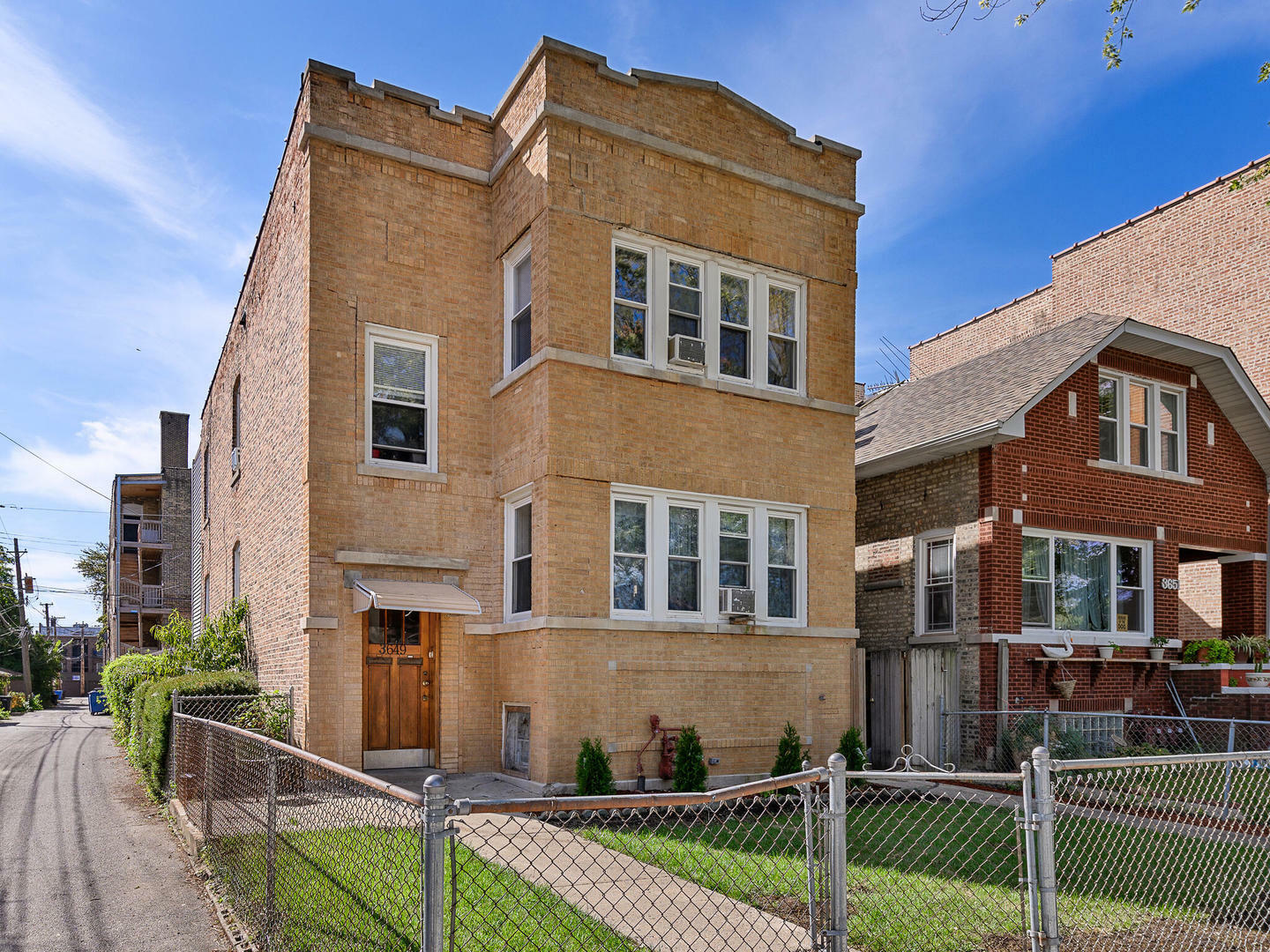 Property Photo: 3649 W Sunnyside Avenue IL 60625