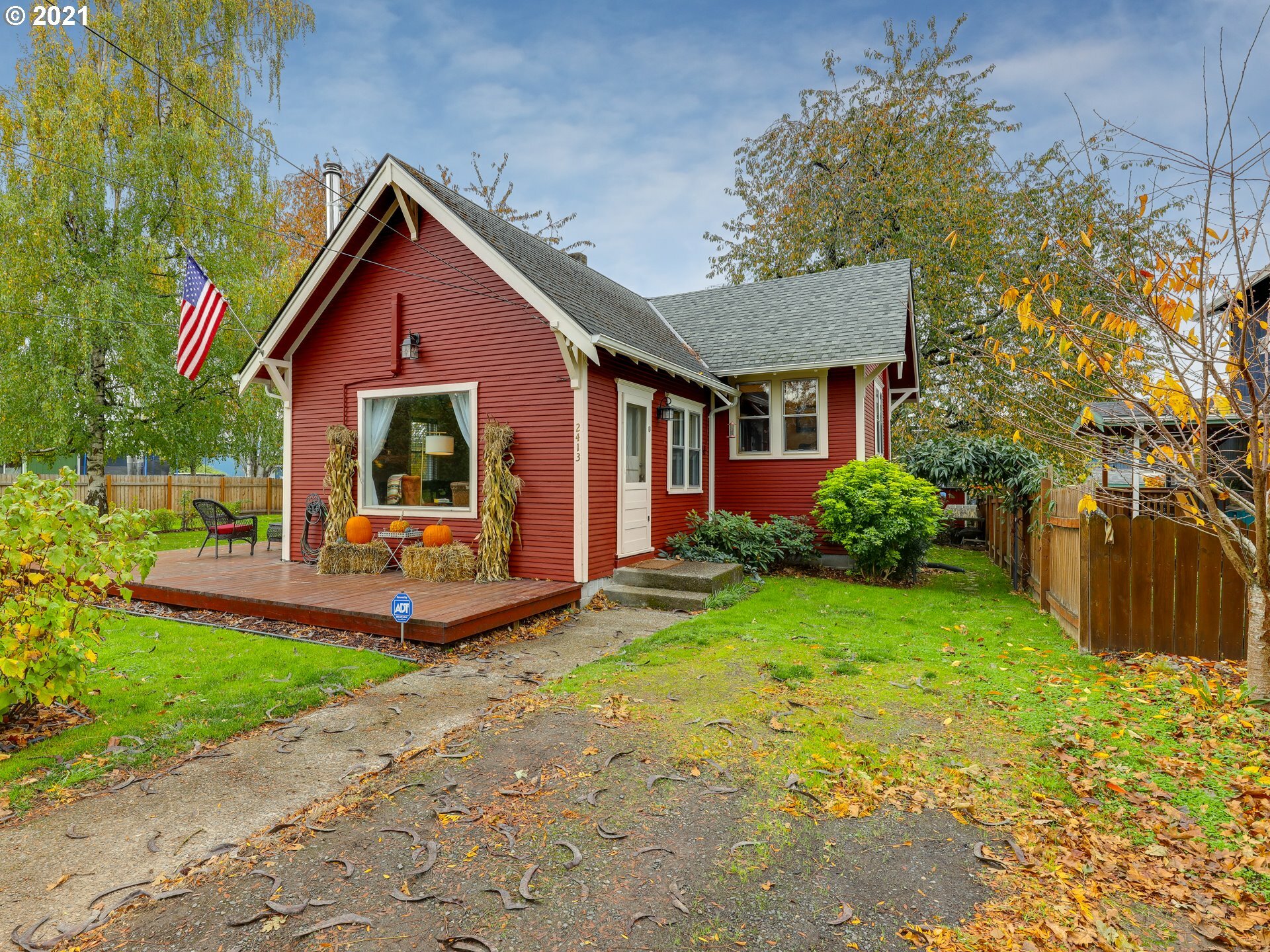 Property Photo:  2413 Thompson Ave  WA 98660 