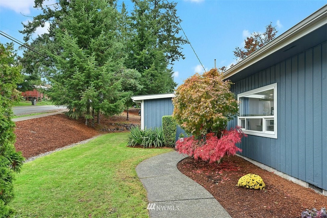 Property Photo:  23709 29th Avenue W  WA 98036 