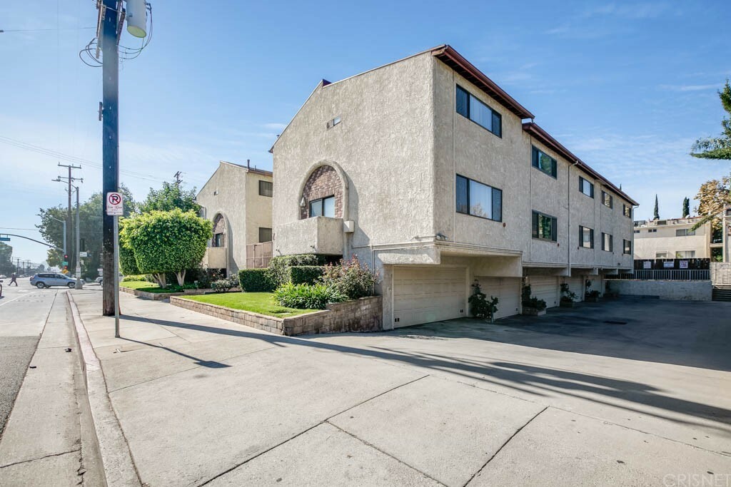 Property Photo:  7409 Woodman Avenue 103  CA 91405 