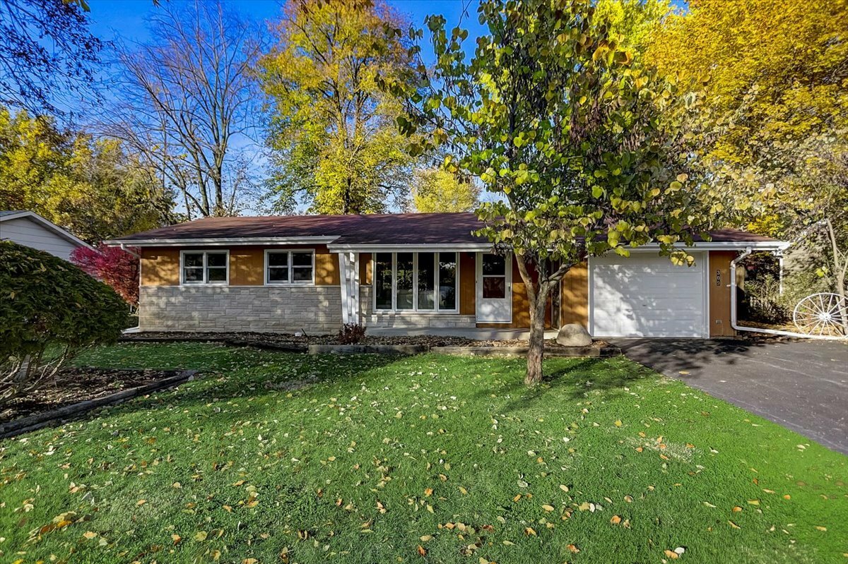 Property Photo:  309 E Fox Road  IL 60560 