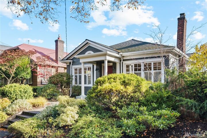 Property Photo: 2506 5th Ave W WA 98119
