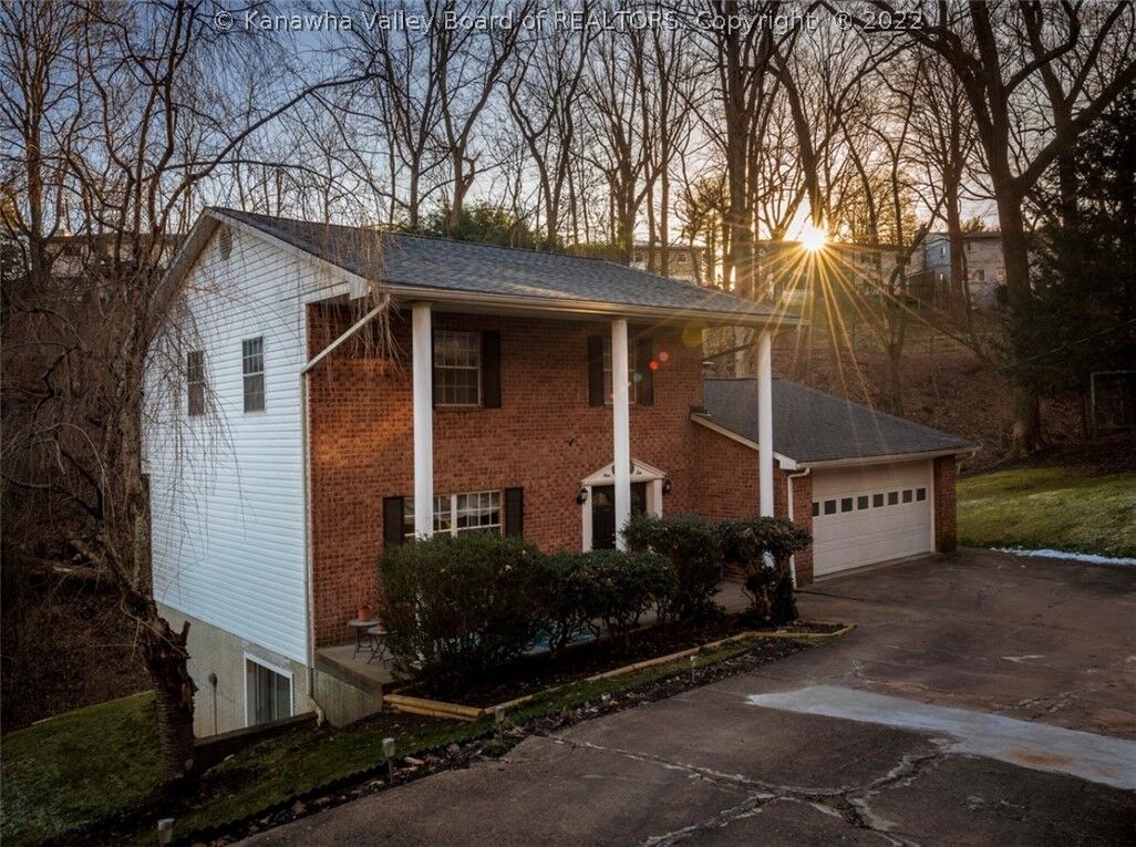 Property Photo: 910 Vine Street WV 25177