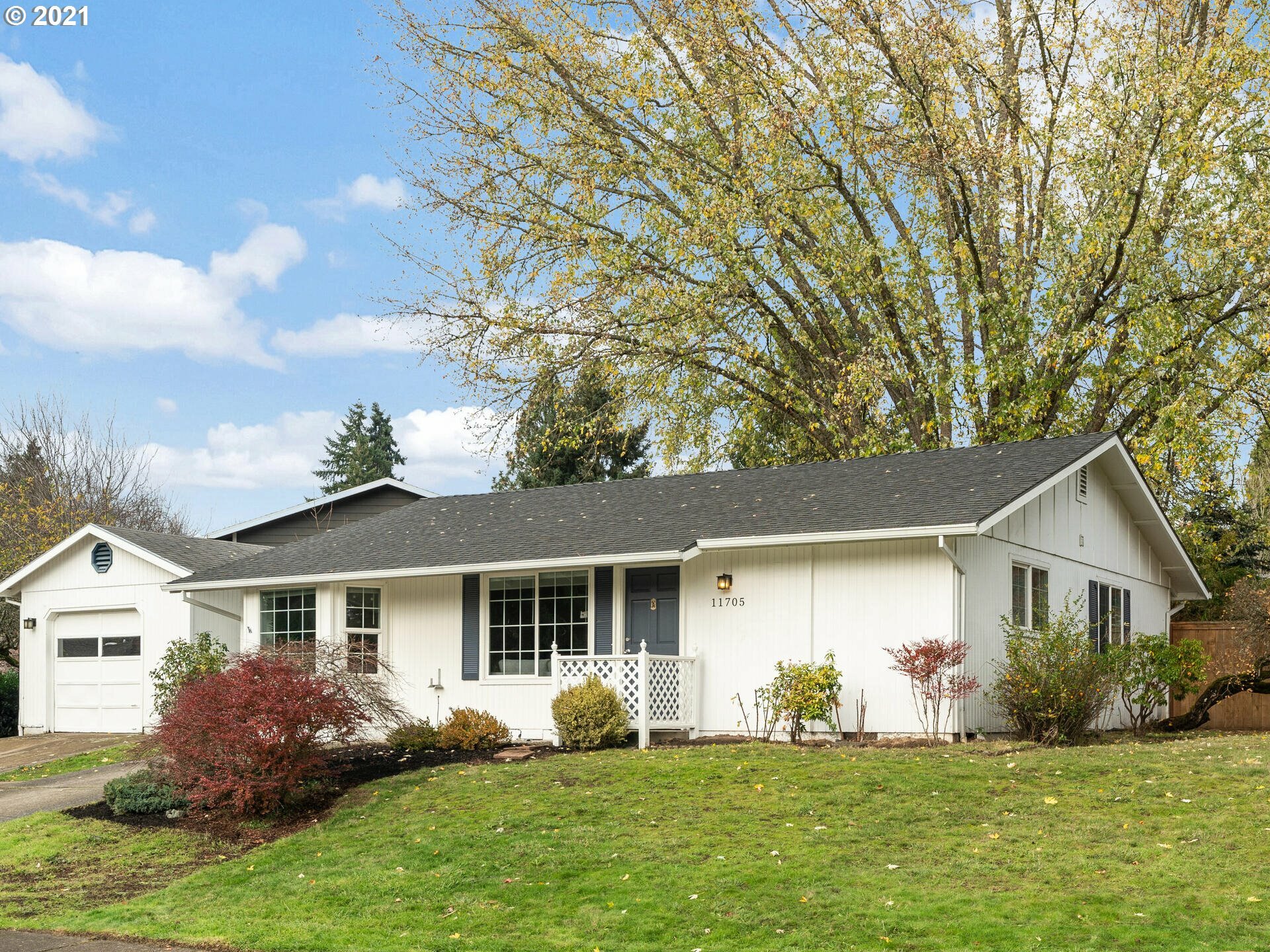 Property Photo:  11705 SW Tigard St  OR 97223 