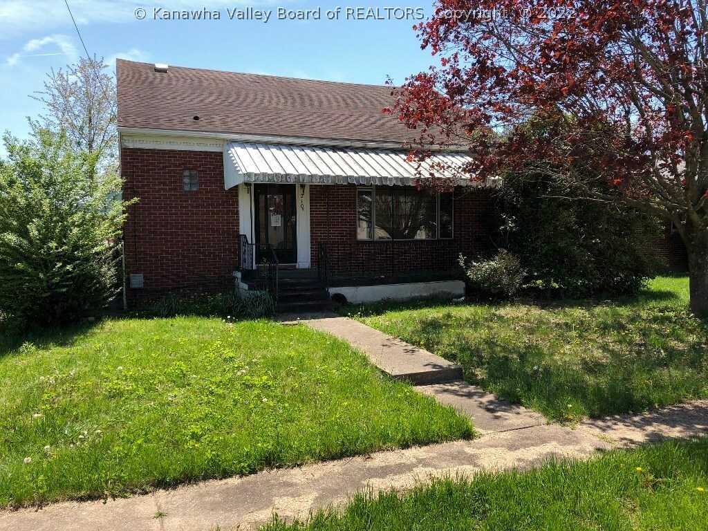Property Photo: 210 Lincoln Avenue WV 25112
