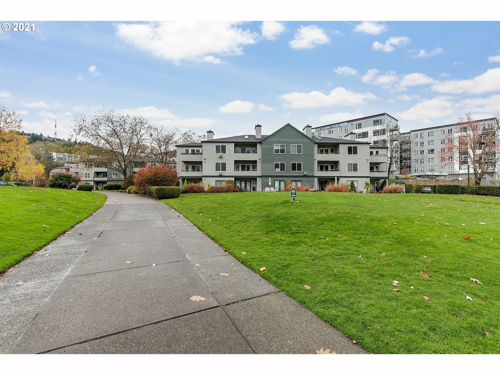 Property Photo: 4990 SW Landing Dr 203 OR 97239