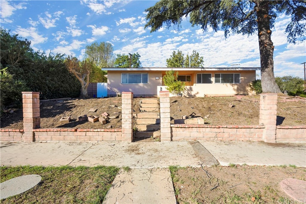 Property Photo:  9661 Hayvenhurst Avenue  CA 91343 