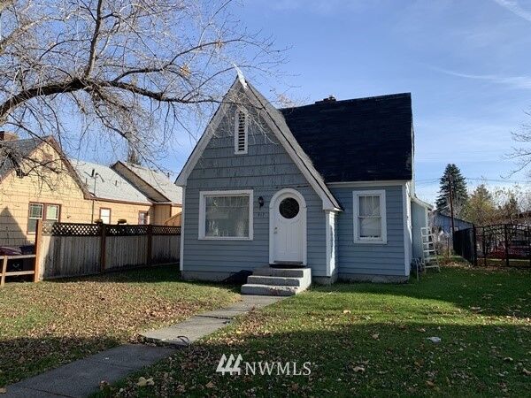 Property Photo:  917 Queen Avenue  WA 98902 