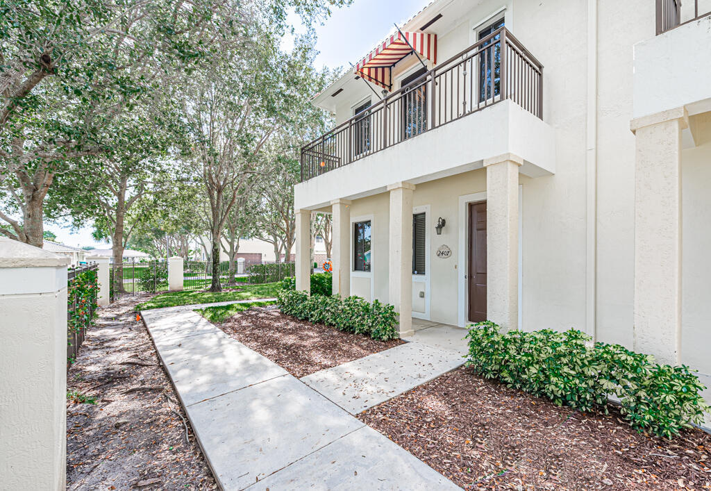 Property Photo:  2407 Venetian Way  FL 33426 