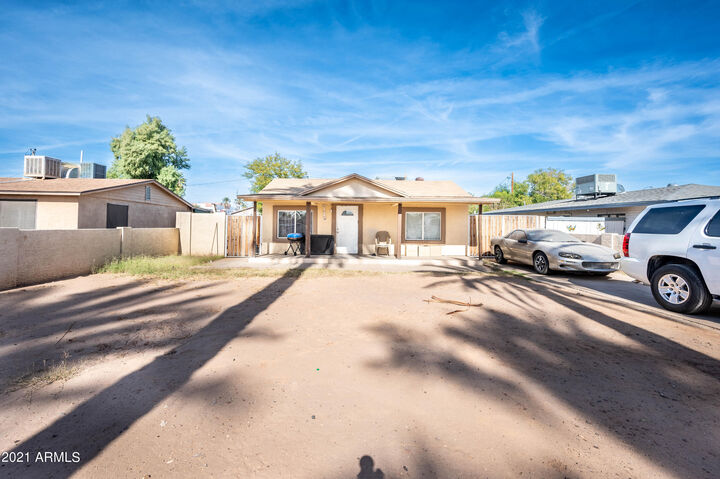 Property Photo:  2910 W Holly Street  AZ 85009