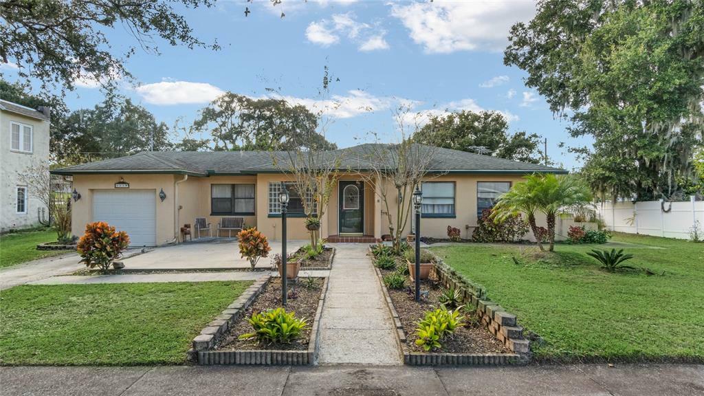 Property Photo:  305 S Palm Avenue  FL 34737 