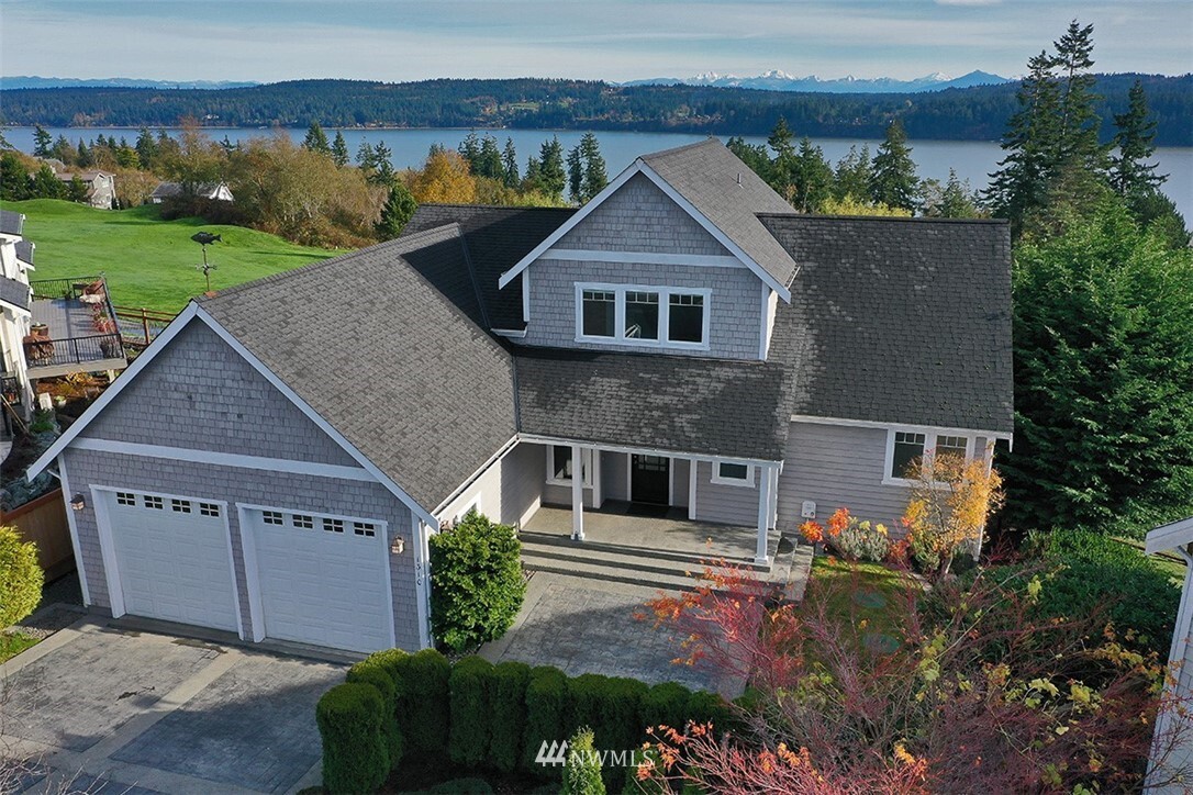 Property Photo: 1310 Greenway Place WA 98249