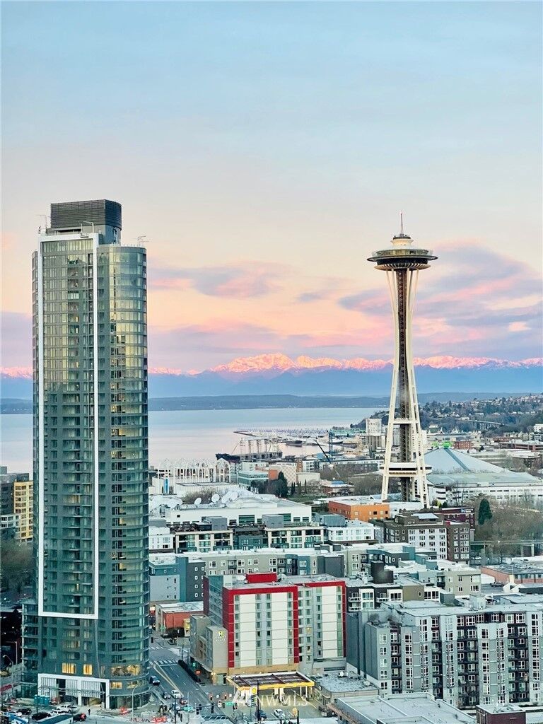 Property Photo:  2510 6th Avenue 902  WA 98121 