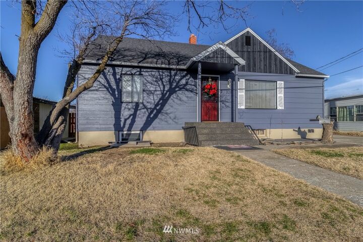 Property Photo:  328 NW 10th Avenue  OR 97862 