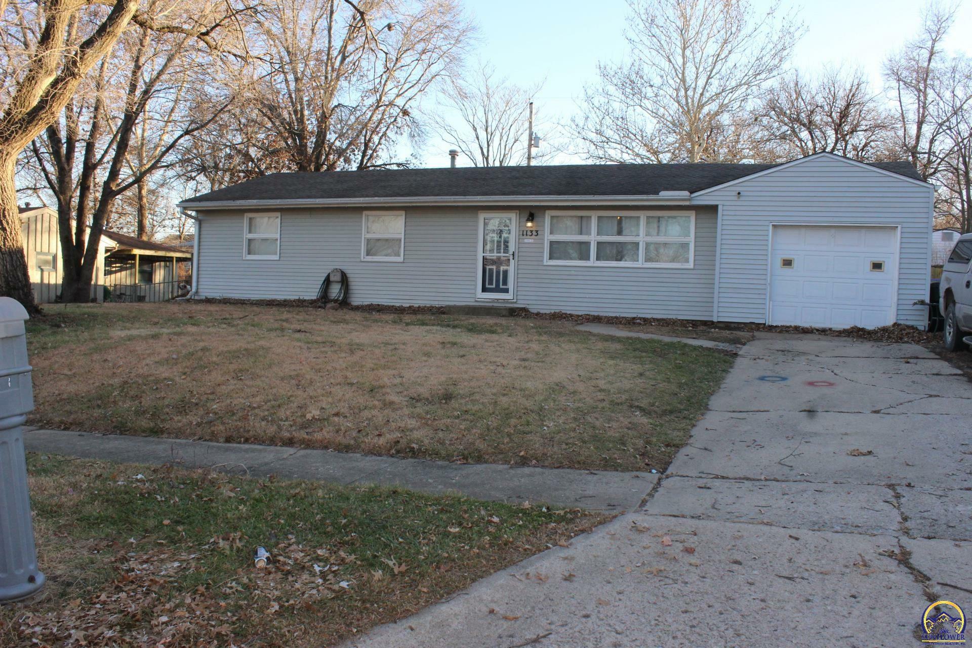 Property Photo:  1133 SW 31st Ter  KS 66611 