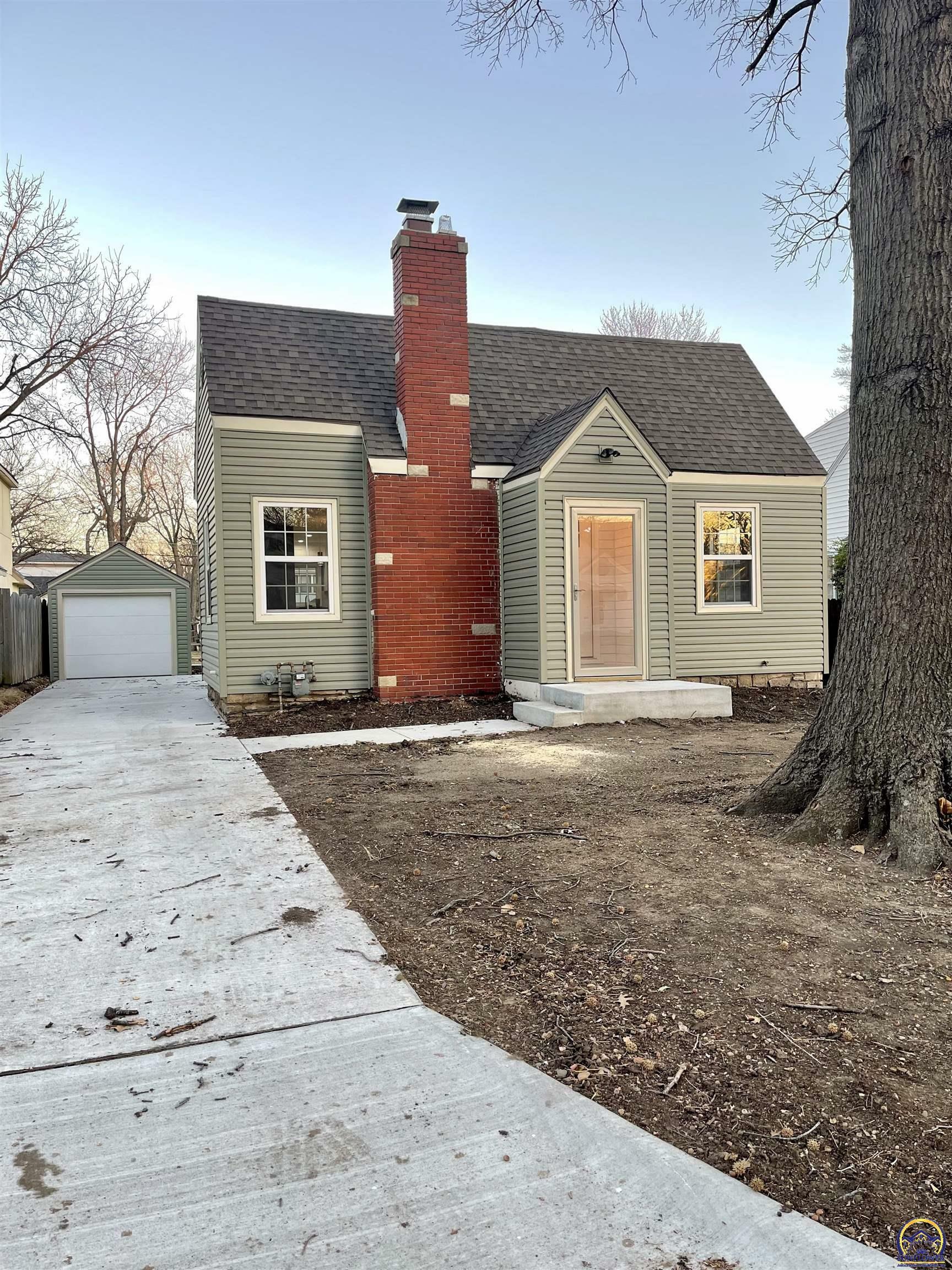 Property Photo:  738 SW Grandview Ave  KS 66606 