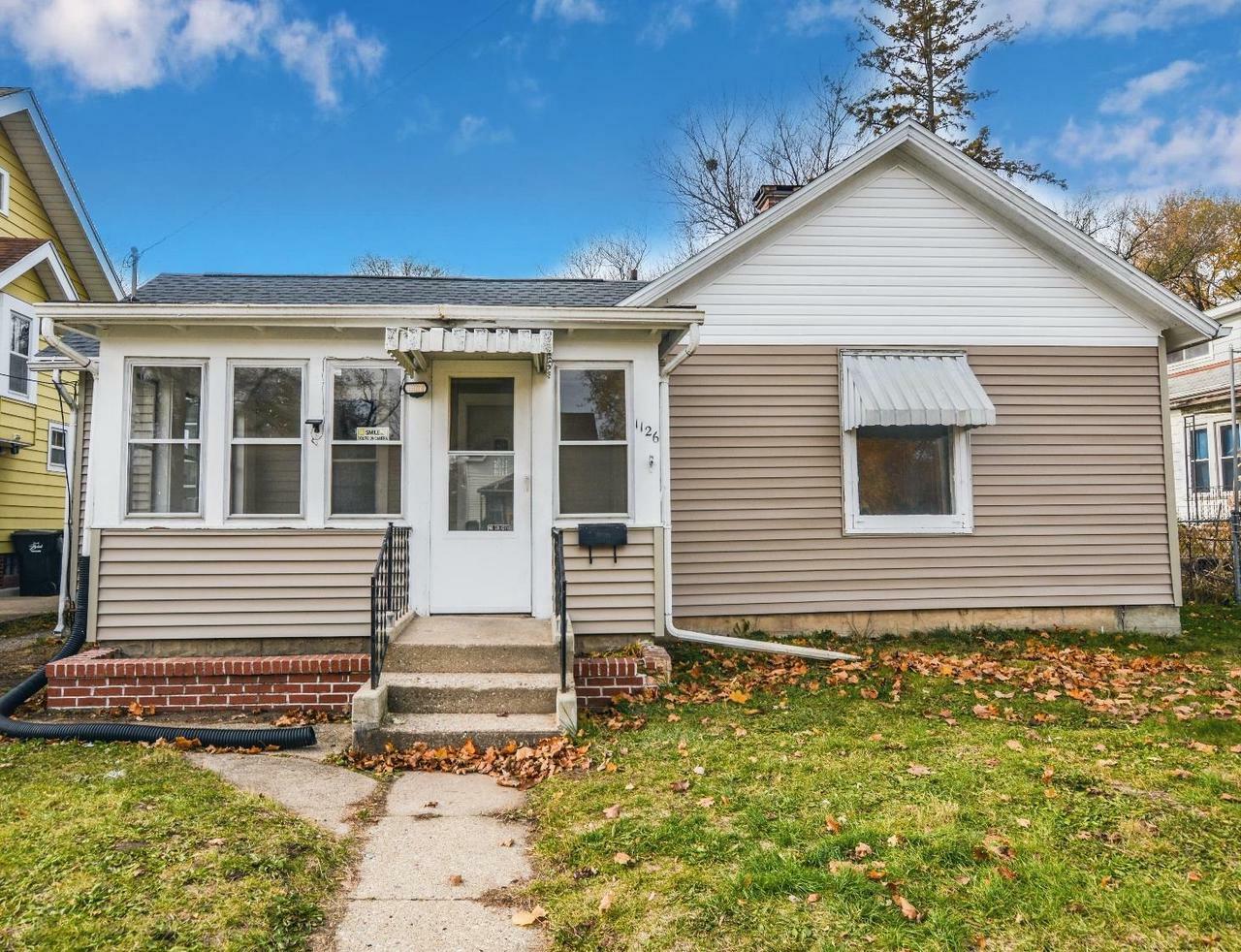 Property Photo:  1126 Oak St  WI 53511 