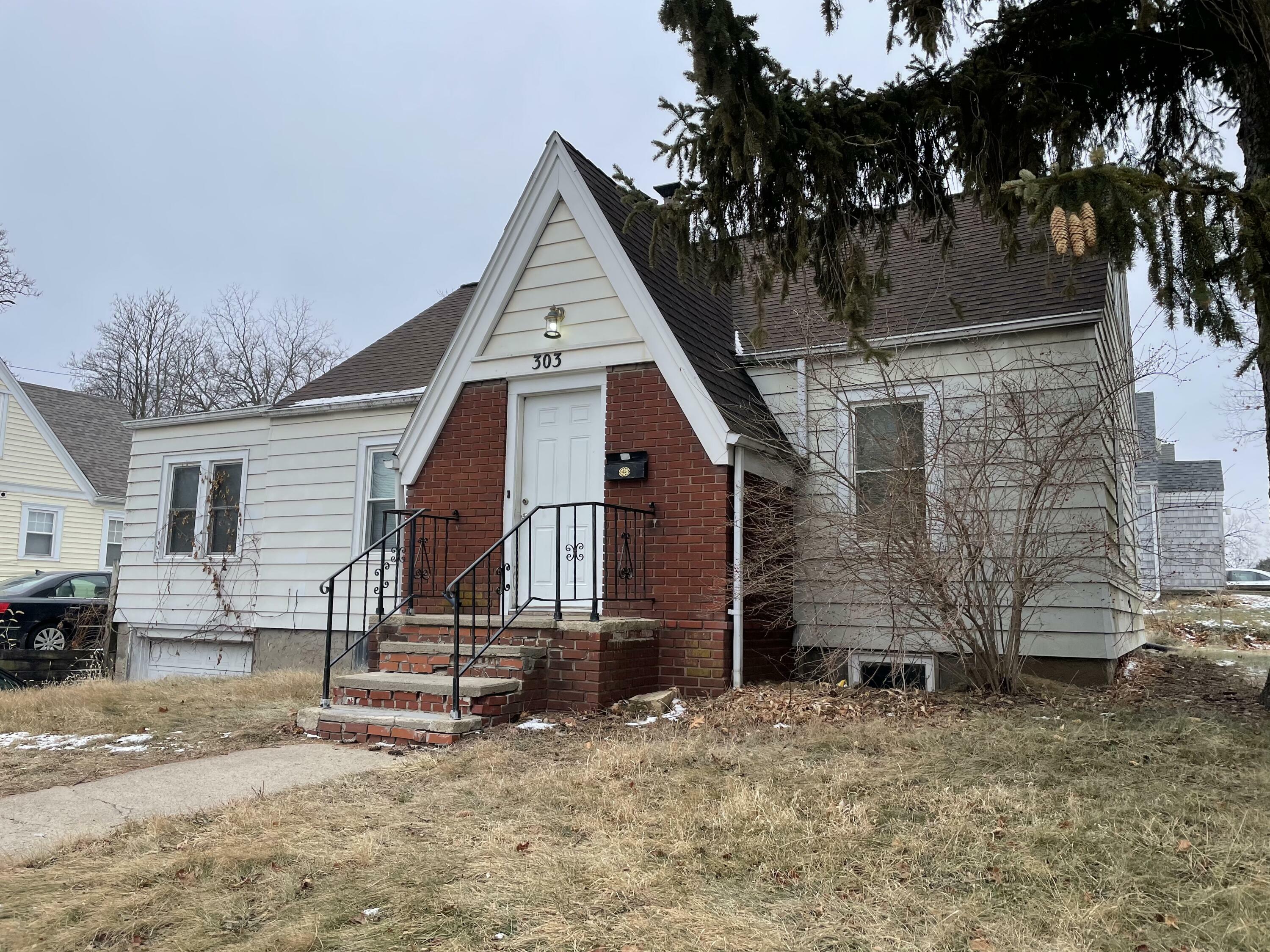 Property Photo:  303 Hayward Avenue  IA 50014 