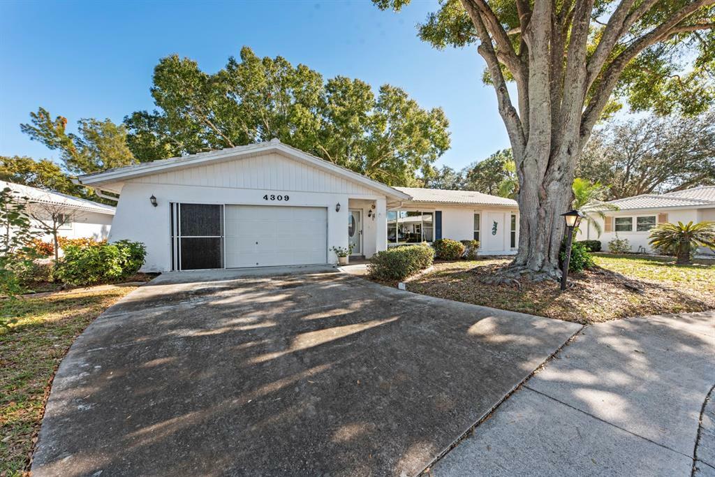 Property Photo:  4309 Lemonwood Circle  FL 34208 