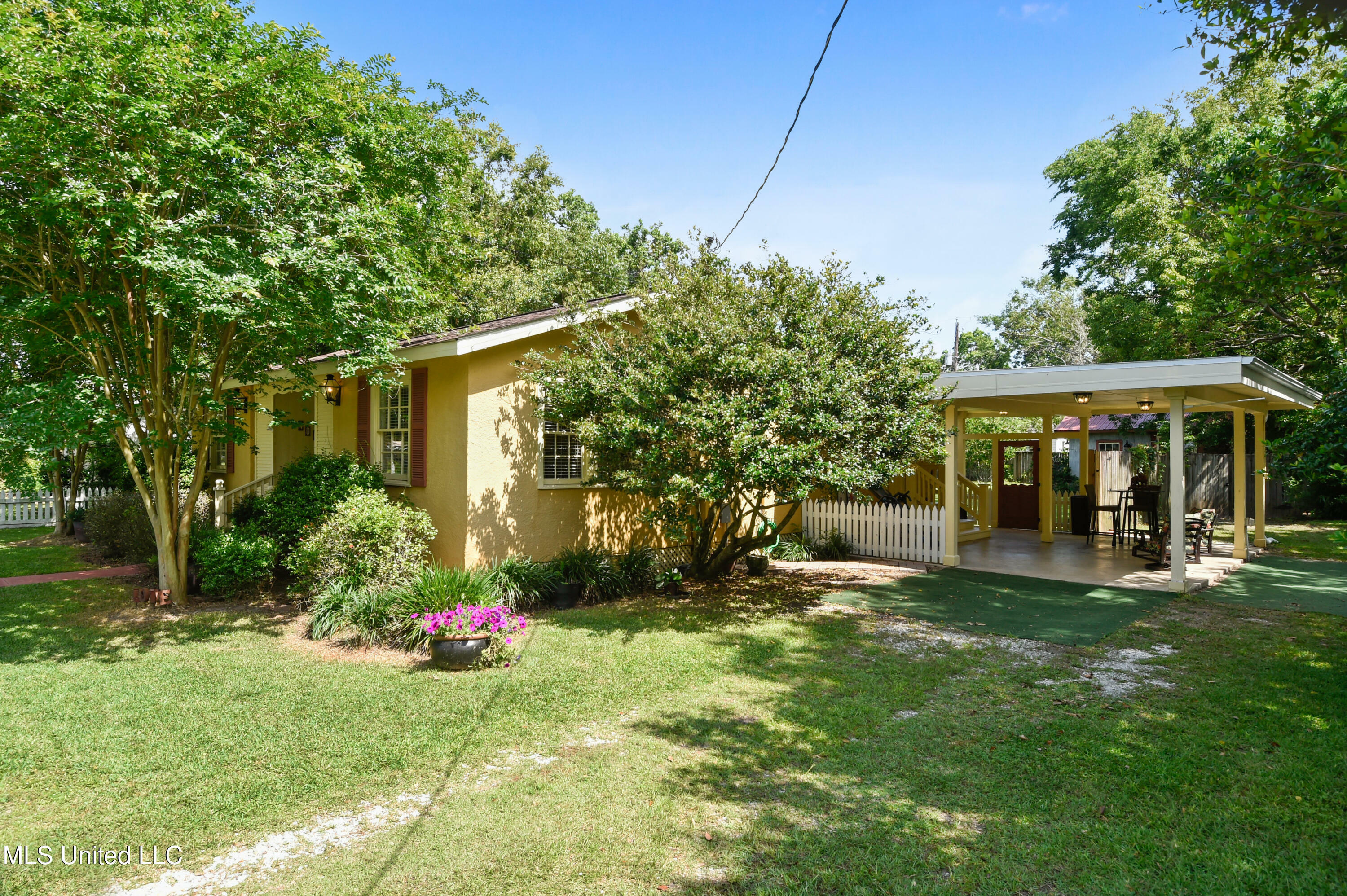 Property Photo:  405 Demontluzin Avenue  MS 39520 