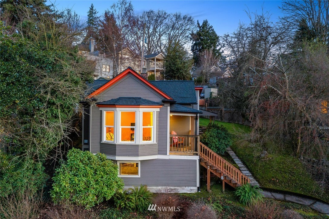 Property Photo:  3209 E Madison Street  WA 98112 