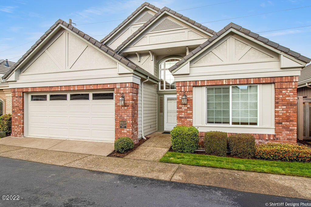 Property Photo:  2037 Lake Wind Drive  OR 97408