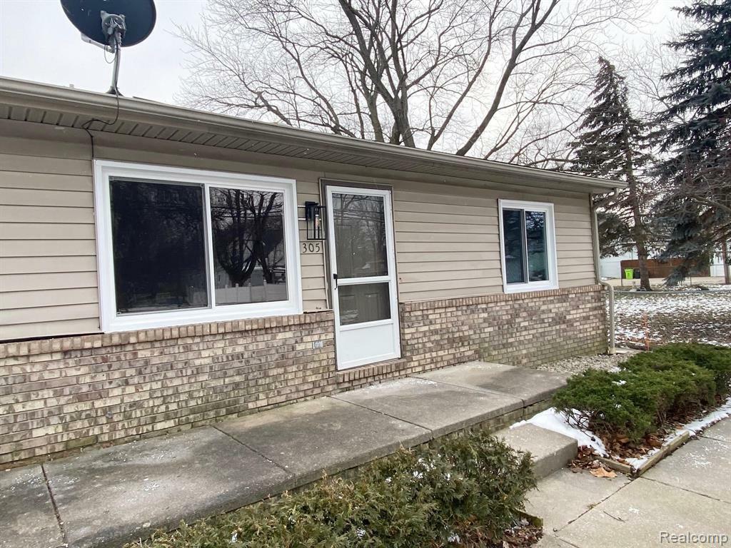 Property Photo:  305 E Lafayette  MI 48065 5239 