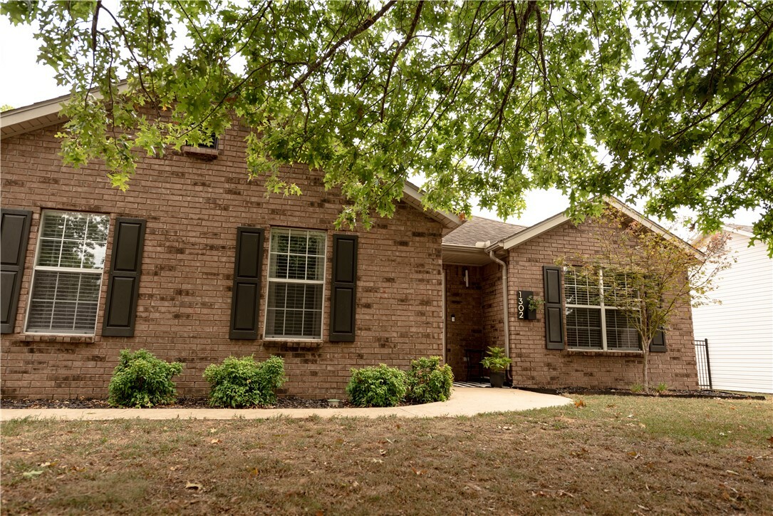 Property Photo:  1302 N Tradition Avenue  AR 72704 