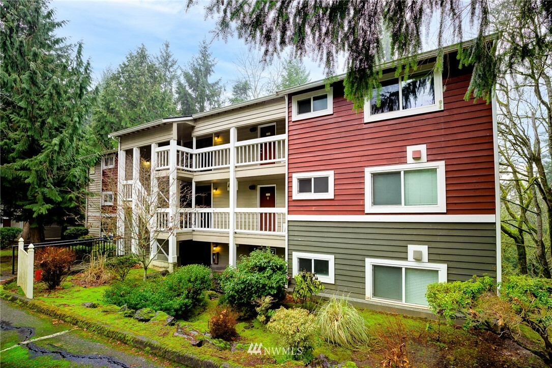 Property Photo:  15242 SE 43rd Court H201  WA 98006 