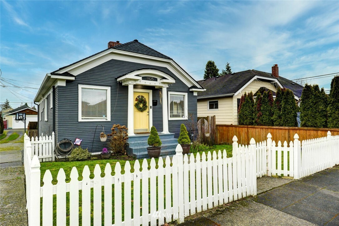 Property Photo:  1825 Oakes Avenue  WA 98201 