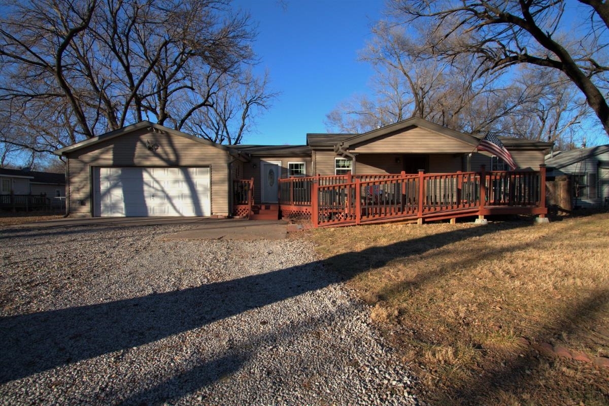 Property Photo:  510 Arbor St  KS 67110 