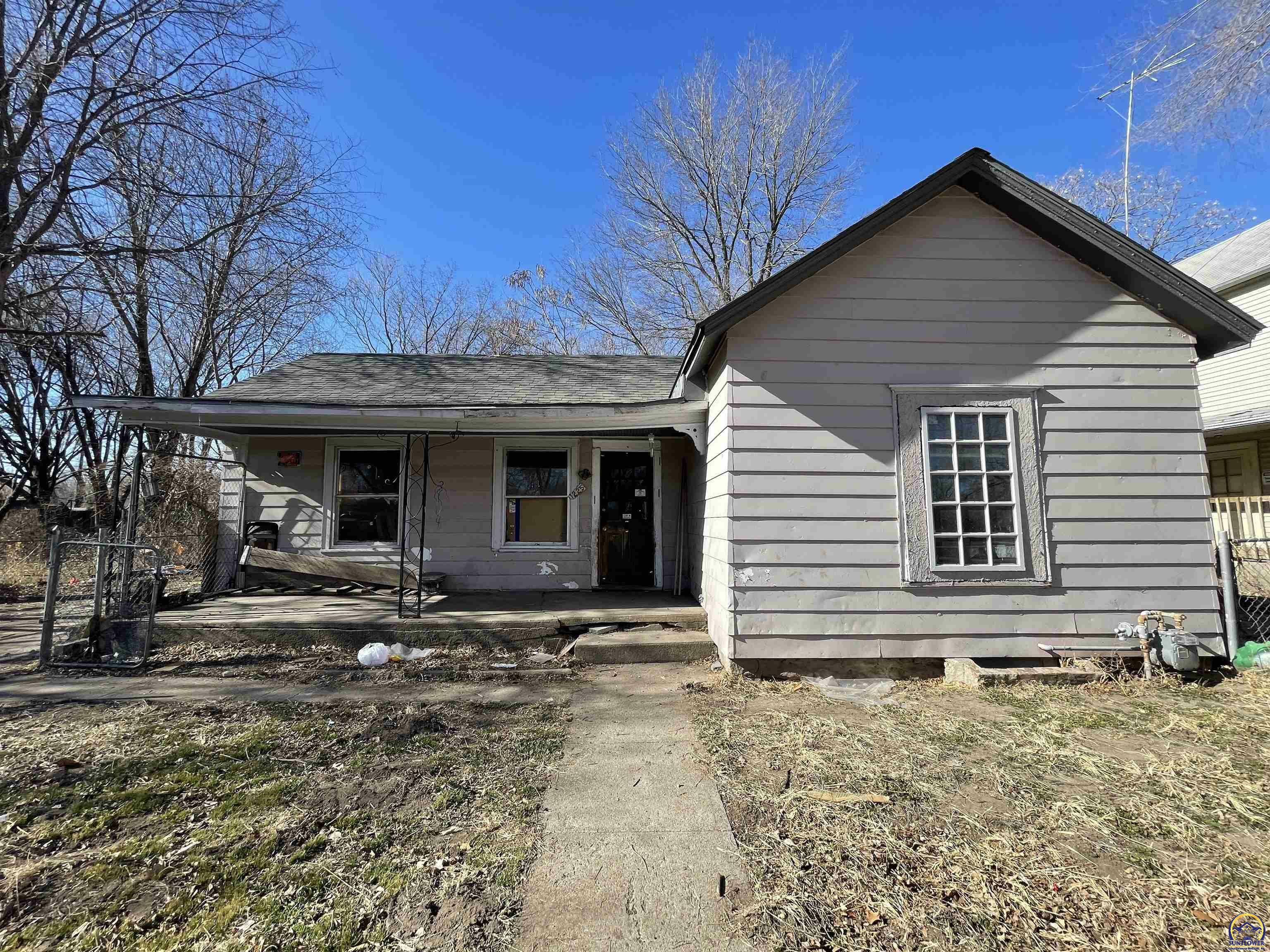 Property Photo:  1225 NE Quincy St  KS 66608 