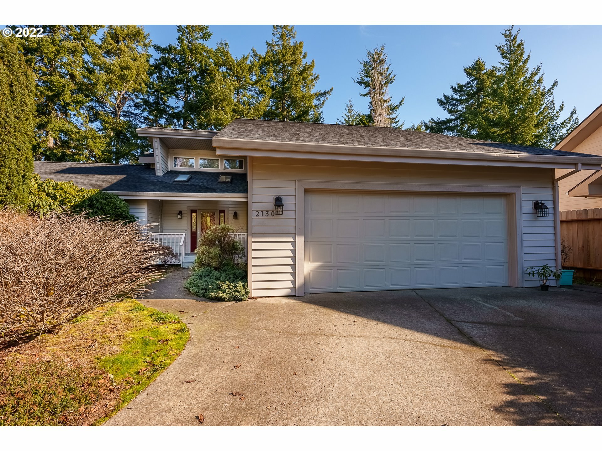 Property Photo:  2130 Willow St  OR 97439 