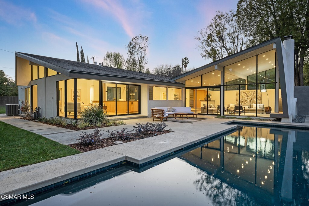 Property Photo: 19316 Palomar Place CA 91356