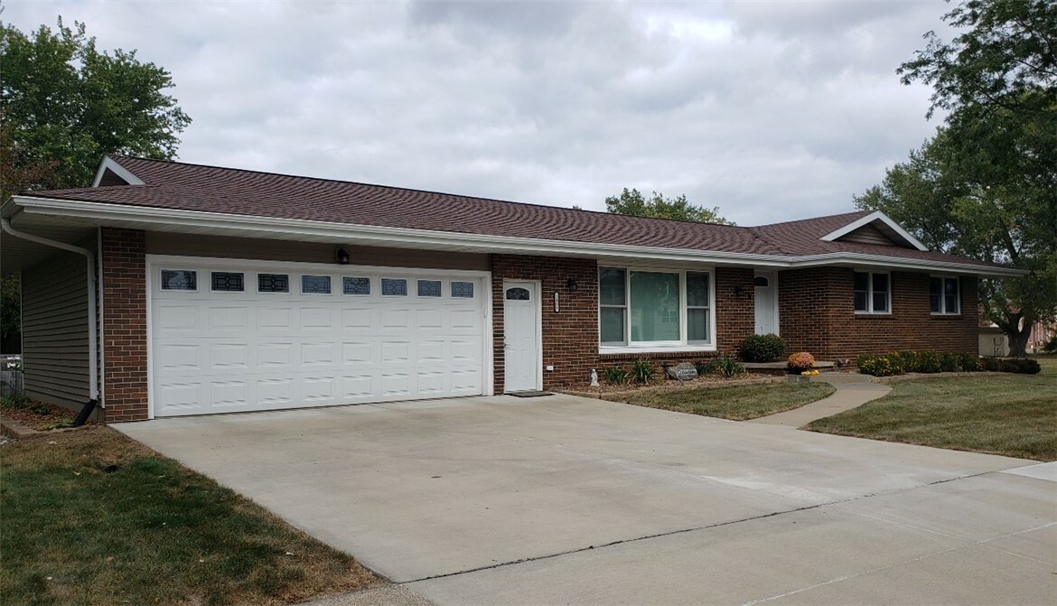 Property Photo:  1401 W Grandview Drive  IA 50138 