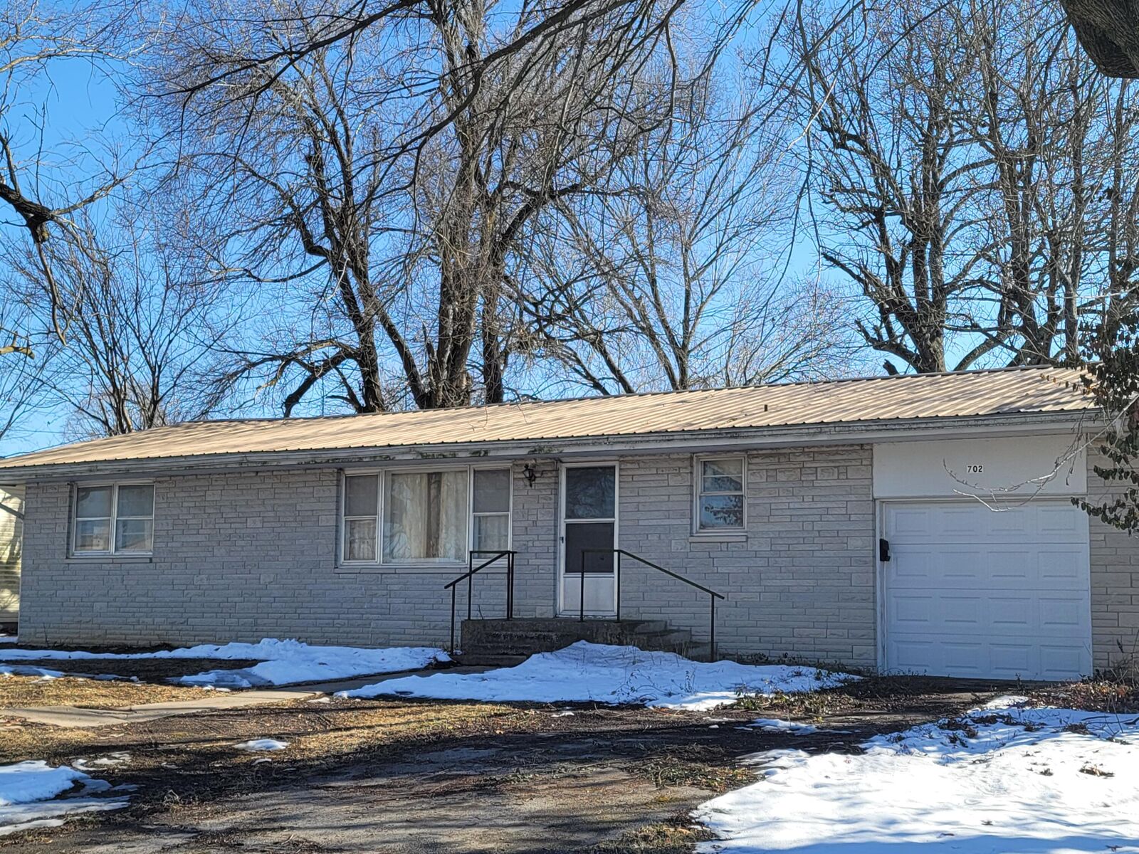 Property Photo: 702 E Highland Street MO 65605