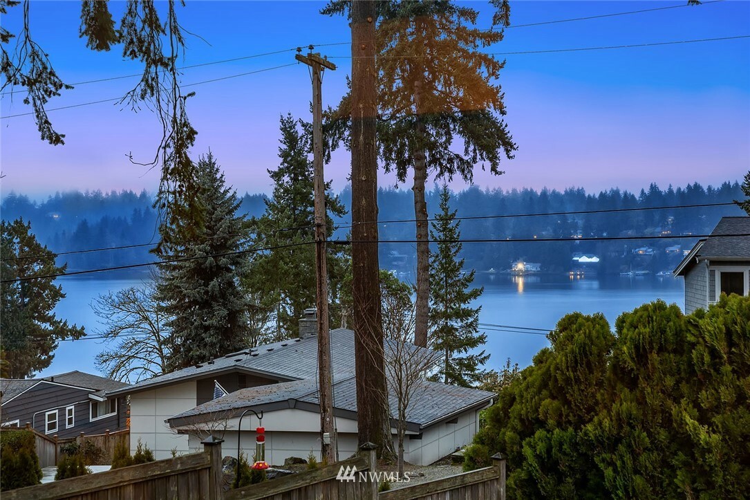 Property Photo:  3205 90th Place SE  WA 98040 