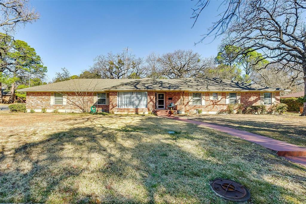 Property Photo:  809 Crestoak Place  TX 76209 