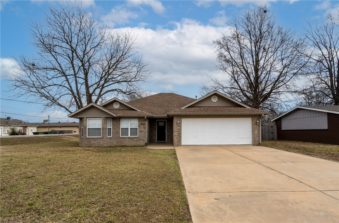 Property Photo:  1003 S Dogwood Street  AR 72761 