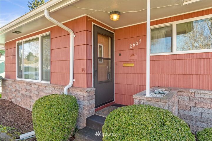 Property Photo:  2607 Terry Avenue  WA 98632 