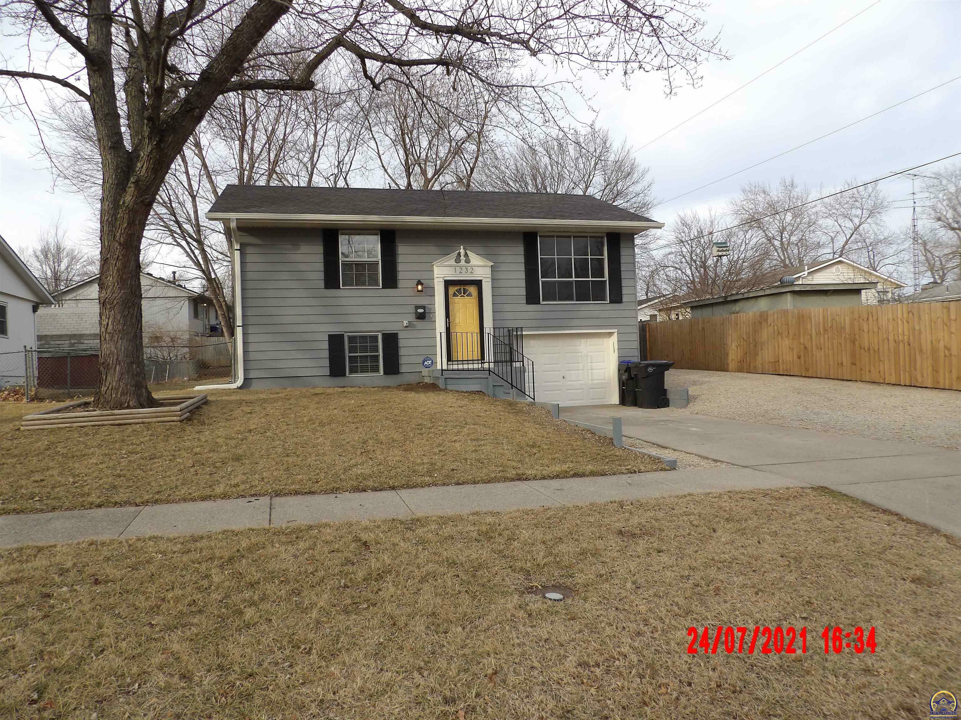 Property Photo:  1232 SE 36th Ter  KS 66605 