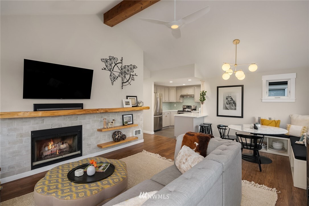 Property Photo: 3901 Fremont Avenue N 501 WA 98103