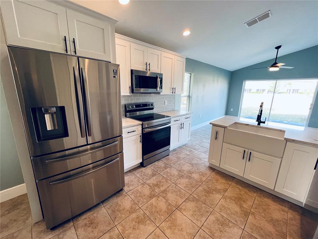 Property Photo: 535 Cornwallis Drive FL 33897