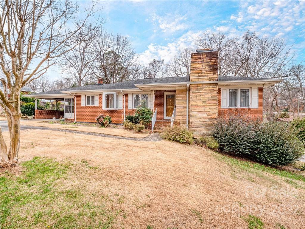 Property Photo:  305 E Catawba Drive  NC 28120 