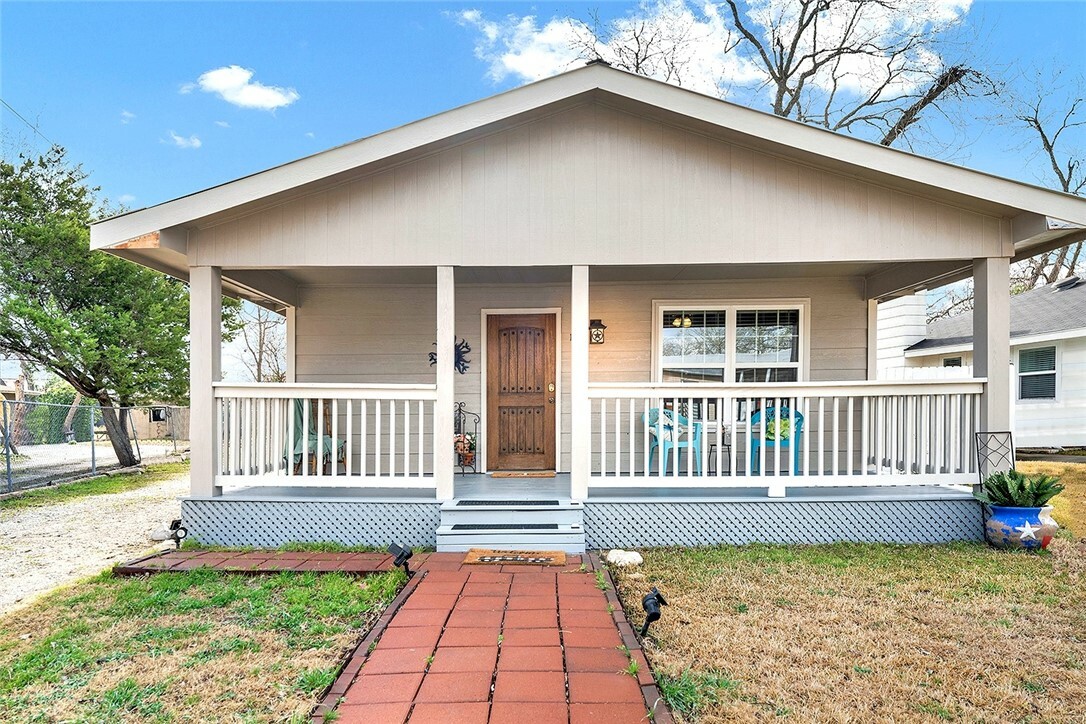 Property Photo:  1627 W Mill Street  TX 78130 