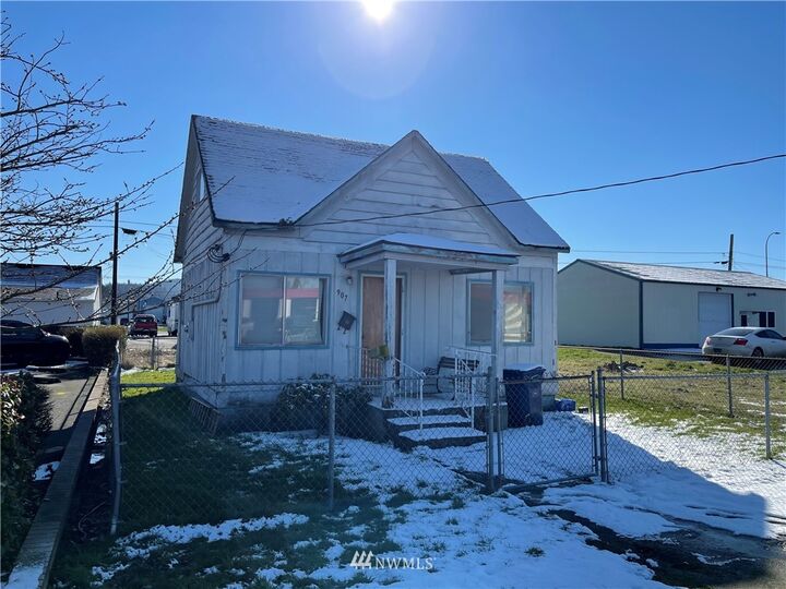 Property Photo:  907 24th Street  WA 98221 